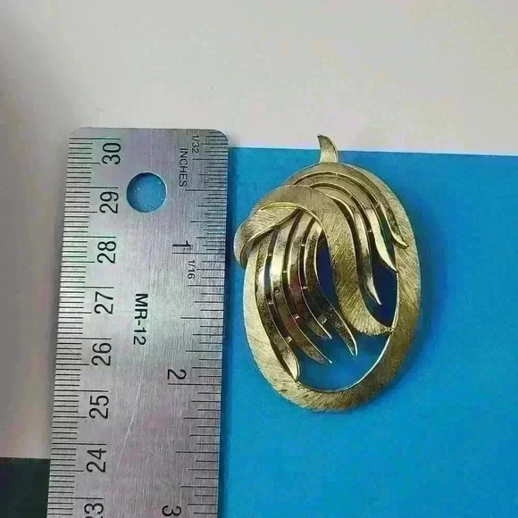 CROWN TRIFARI  vintage Crown Trifari Art Deco Gold-toned Trifari brooch - Picture 12 of 17